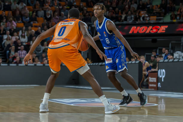 伺机反击 伺机反击