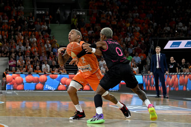 混在村民里 混在村民里